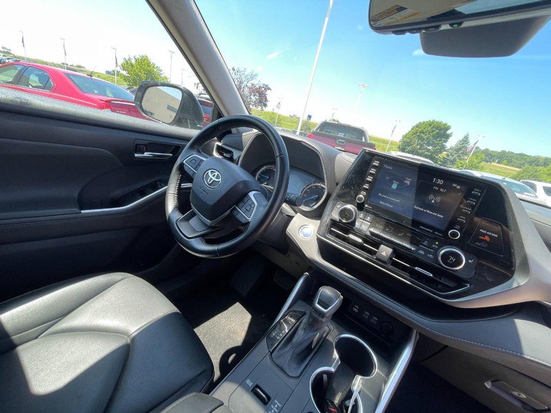 Used 2022 Toyota Highlander XLE AWD/4WD image 10