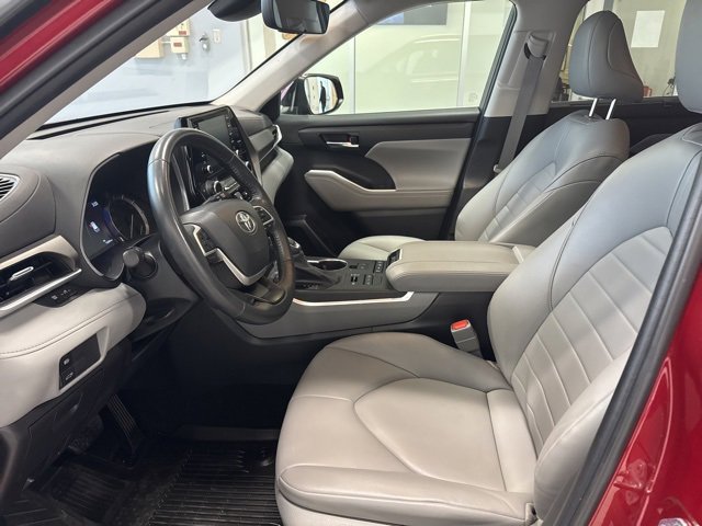 Used 2022 Toyota Highlander XLE image 11