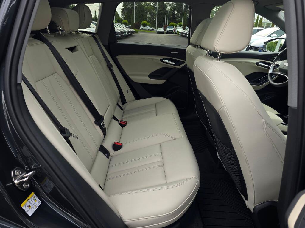 Used 2025 Audi Q6 e-tron Premium Plus w/ Premium Plus AWD/4WD image 24