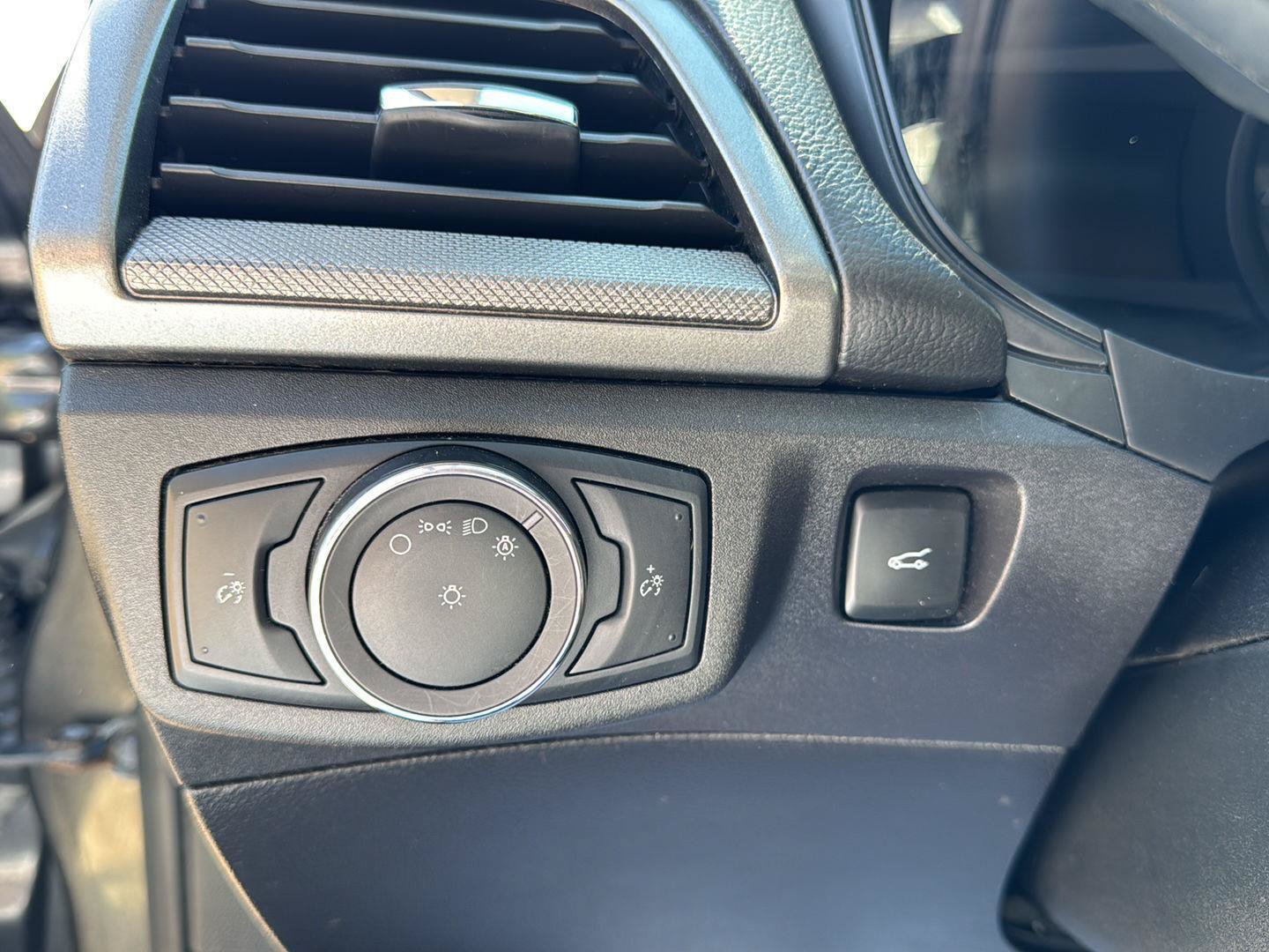 Used 2018 Ford Fusion SE FWD image 16
