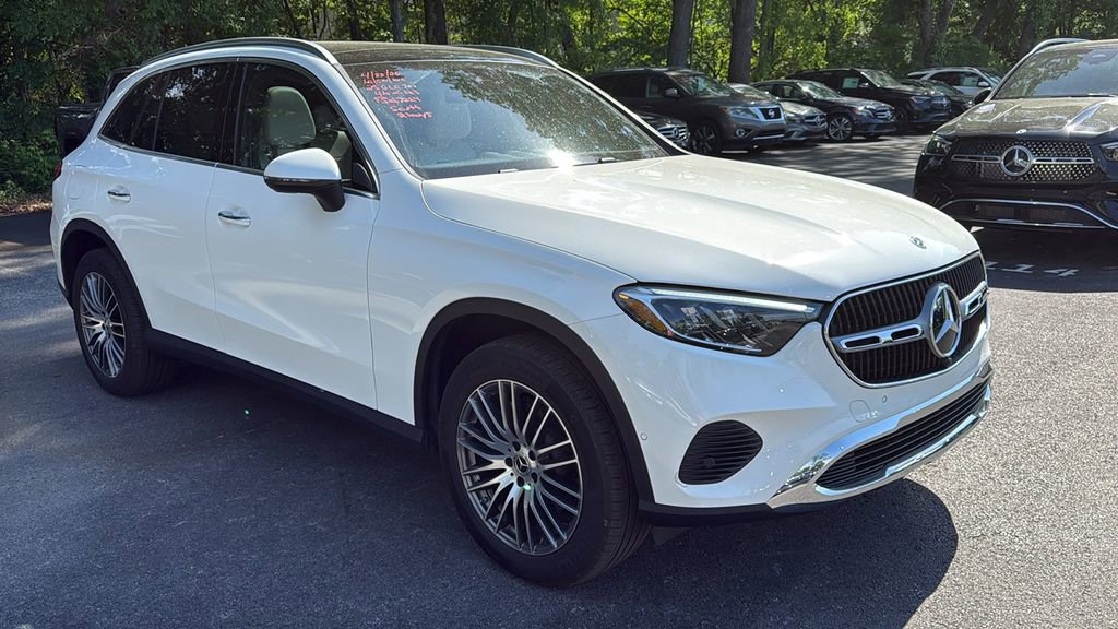 Used 2025 Mercedes-Benz GLC 300 4MATIC image 2