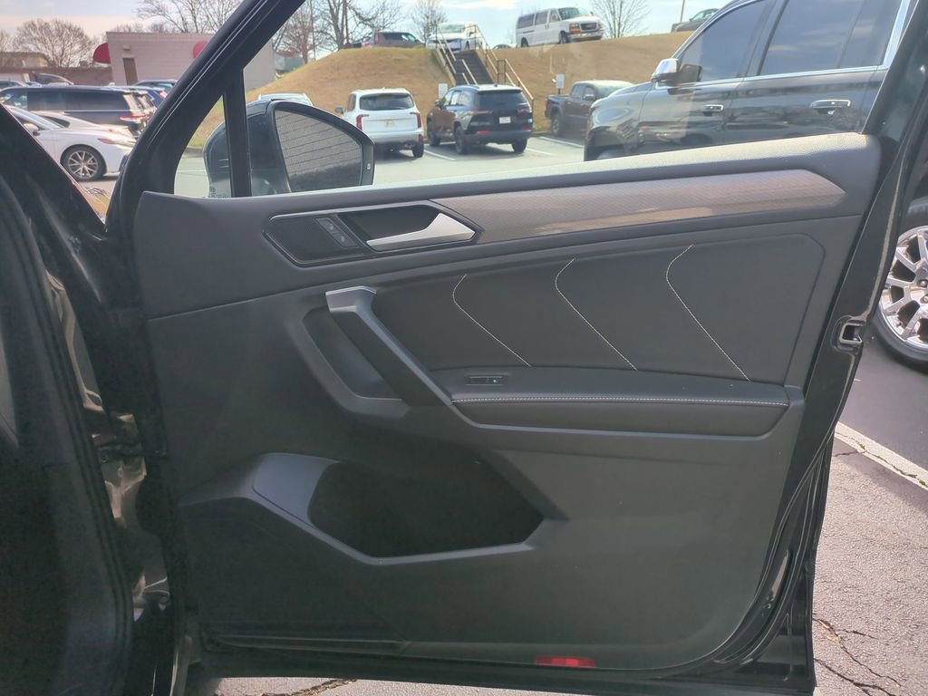 Used 2024 Volkswagen Tiguan SE image 33