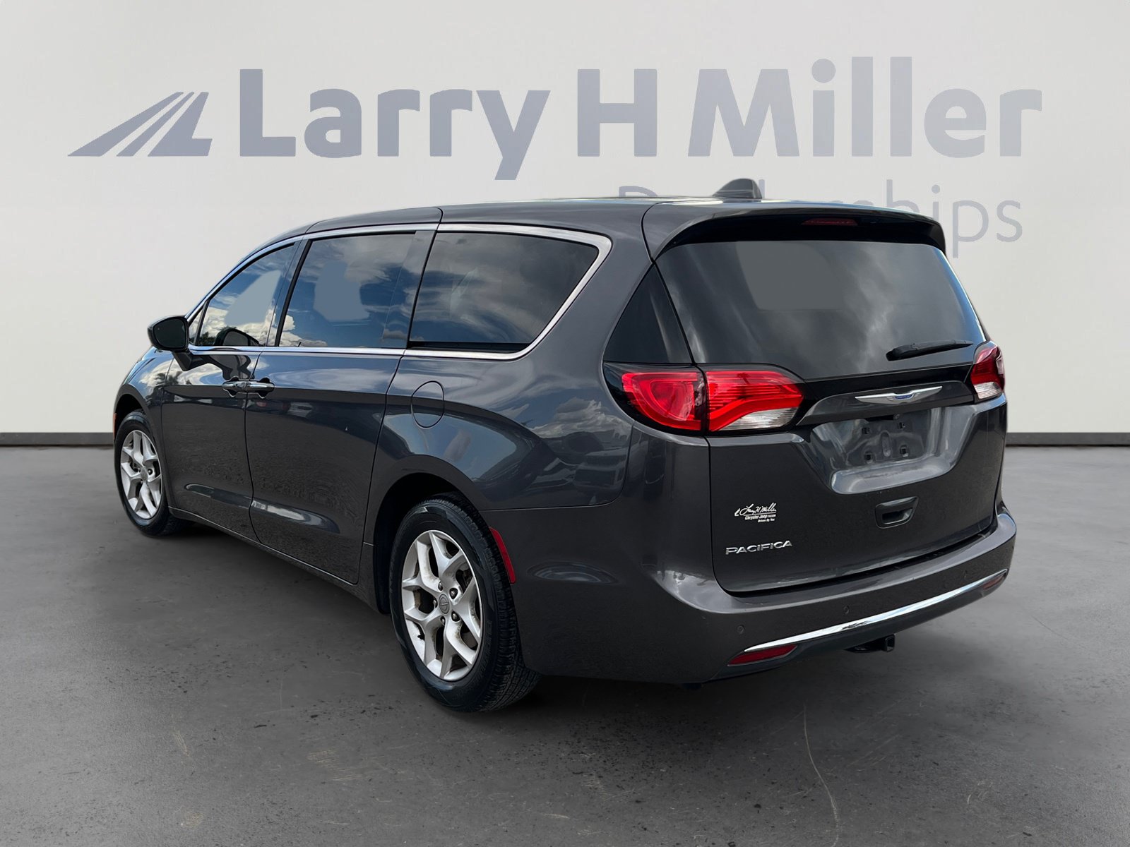 Used 2018 Chrysler Pacifica Touring Plus w/ Tire & Wheel Group FWD image 3
