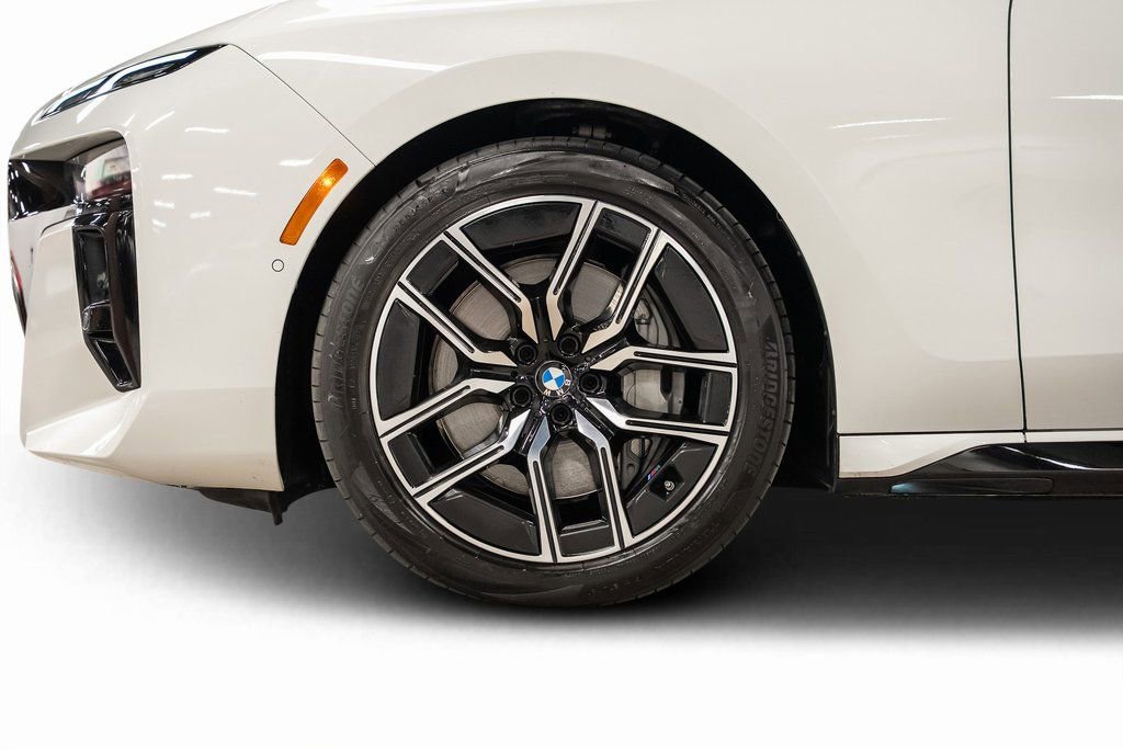 Used 2023 BMW 740i w/ Luxury Rear Seating Package image 17