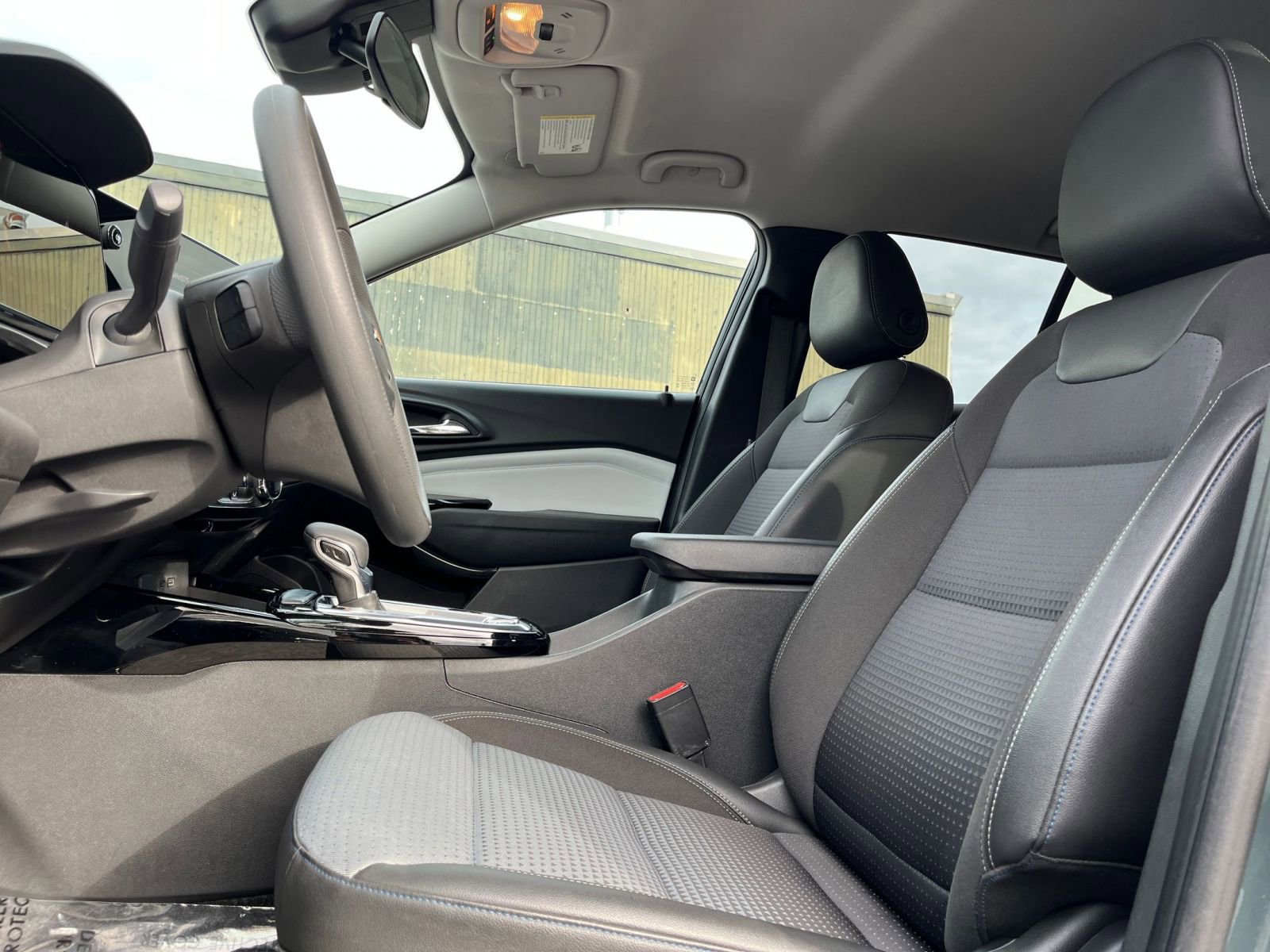 Used 2025 Chevrolet Trax LT FWD image 25