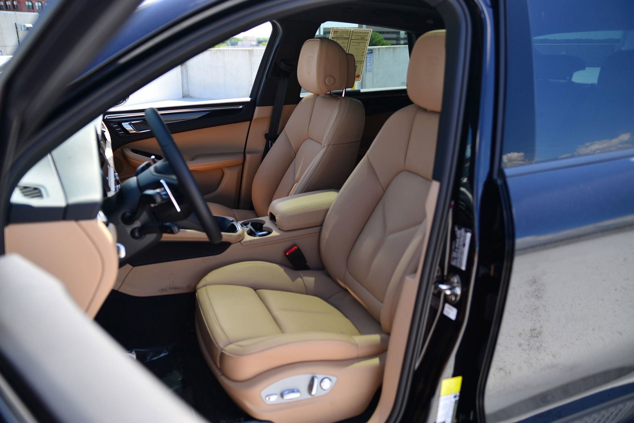 Used 2025 Porsche Macan image 5