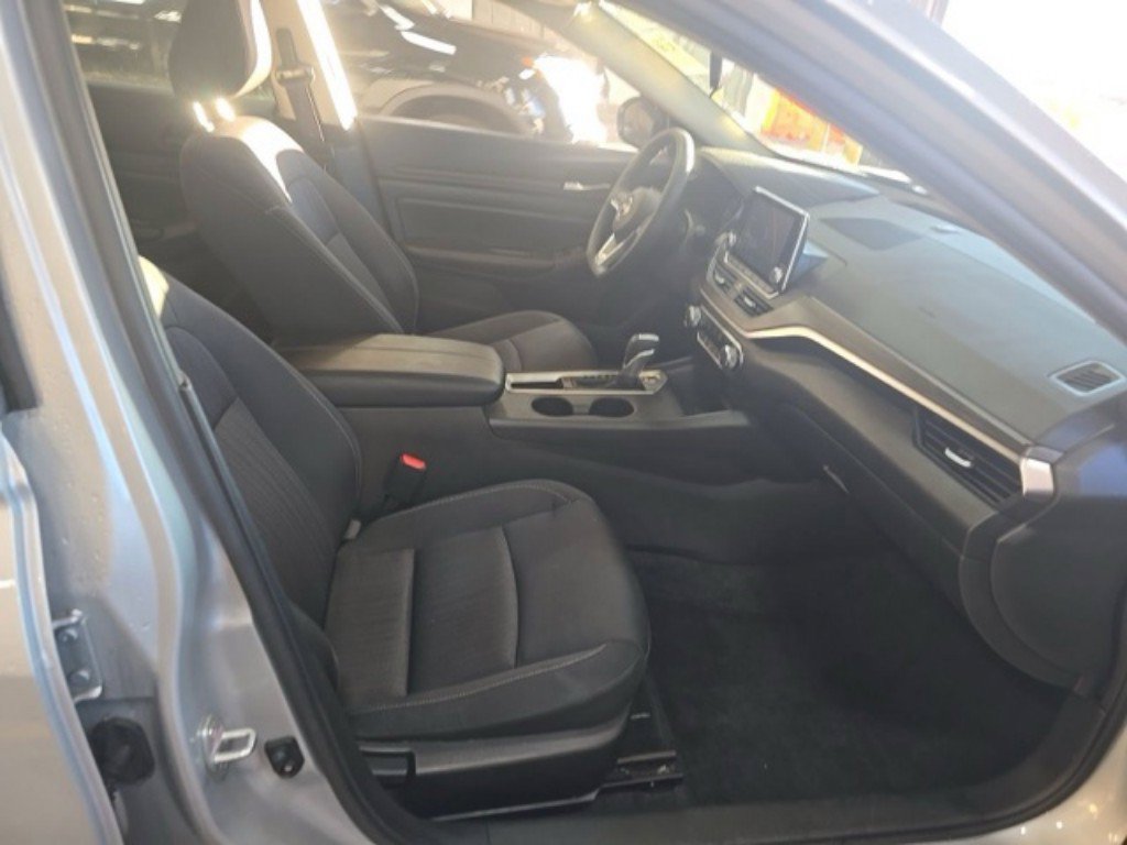 Used 2025 Nissan Altima 2.5 SV FWD image 9