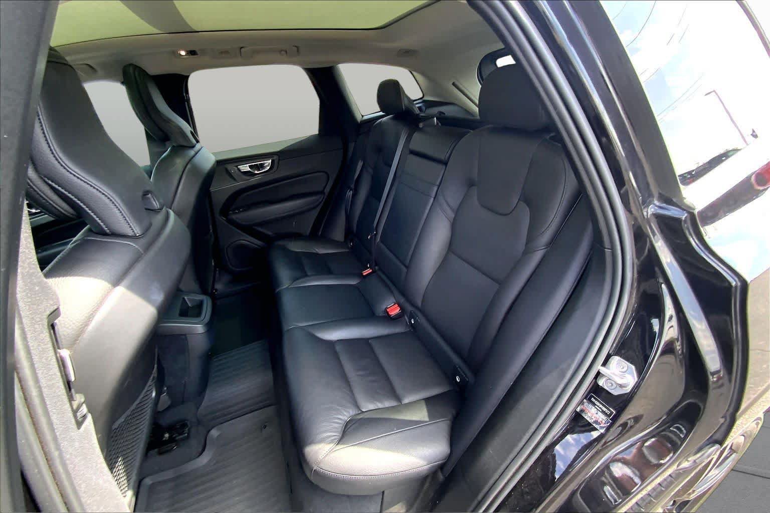 Used 2021 Volvo XC60 T5 Momentum w/ Protection Package Premier FWD image 21