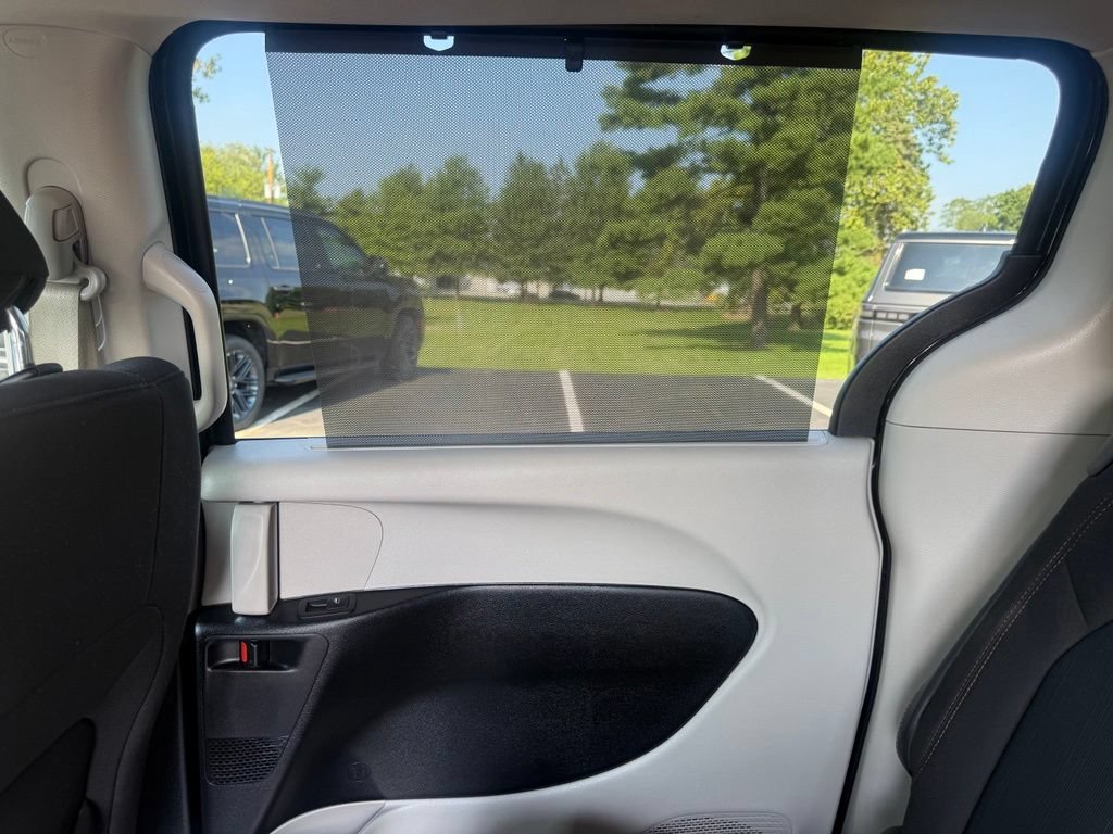 Used 2020 Chrysler Pacifica Touring w/ Advanced Safetytec Group FWD image 44