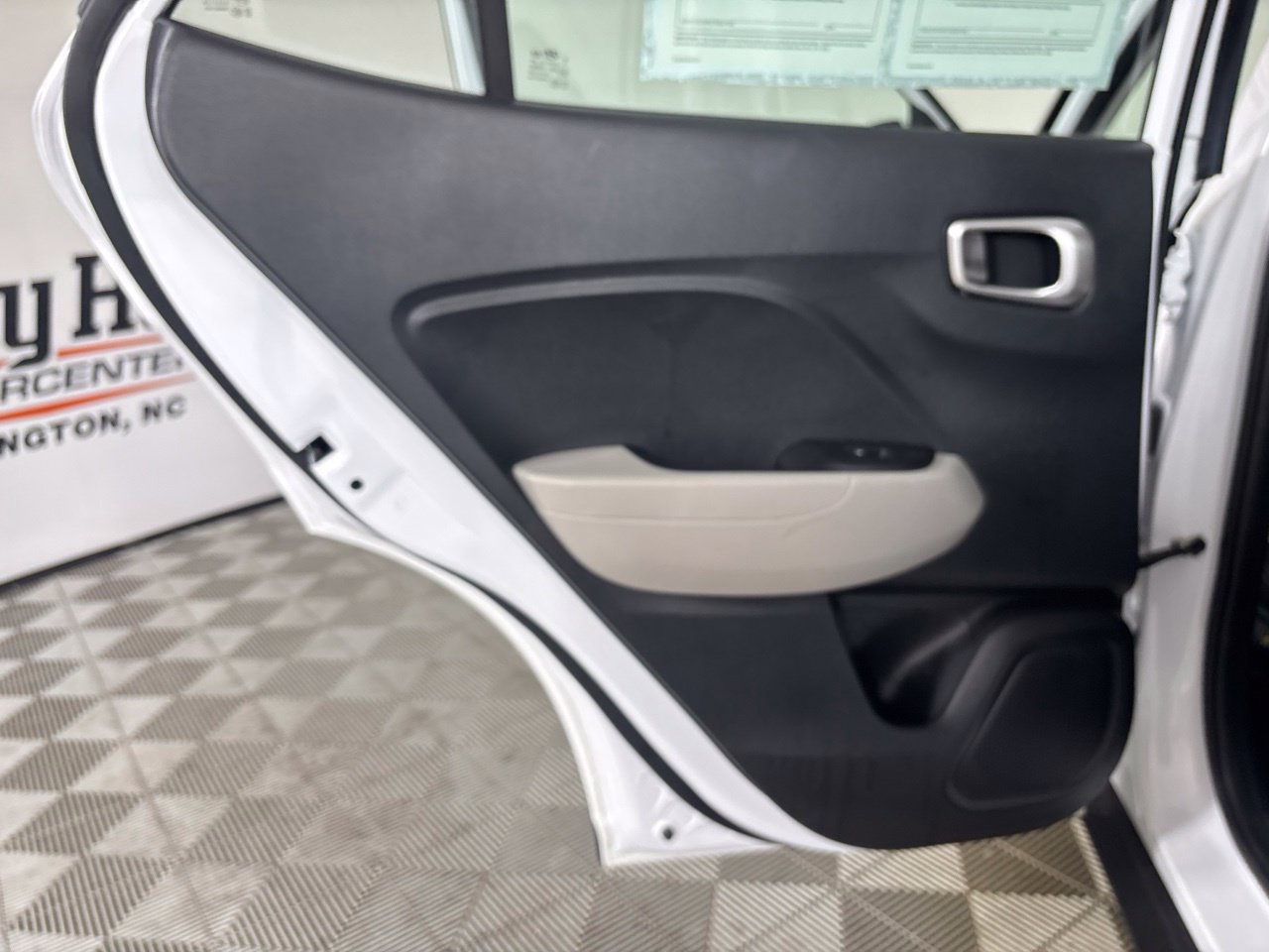 Used 2025 Hyundai Venue SEL FWD image 23