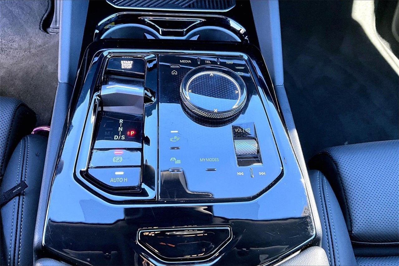 Used 2024 BMW 530i w/ Premium Package image 32