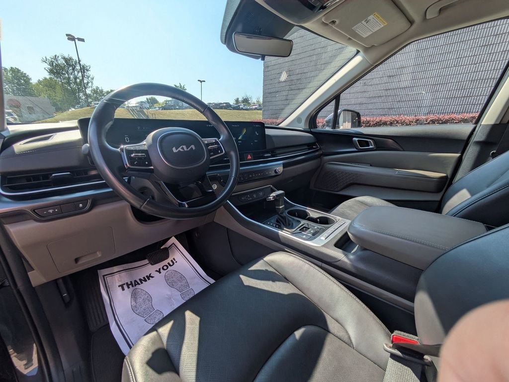 Used 2025 Kia Carnival FWD image 15