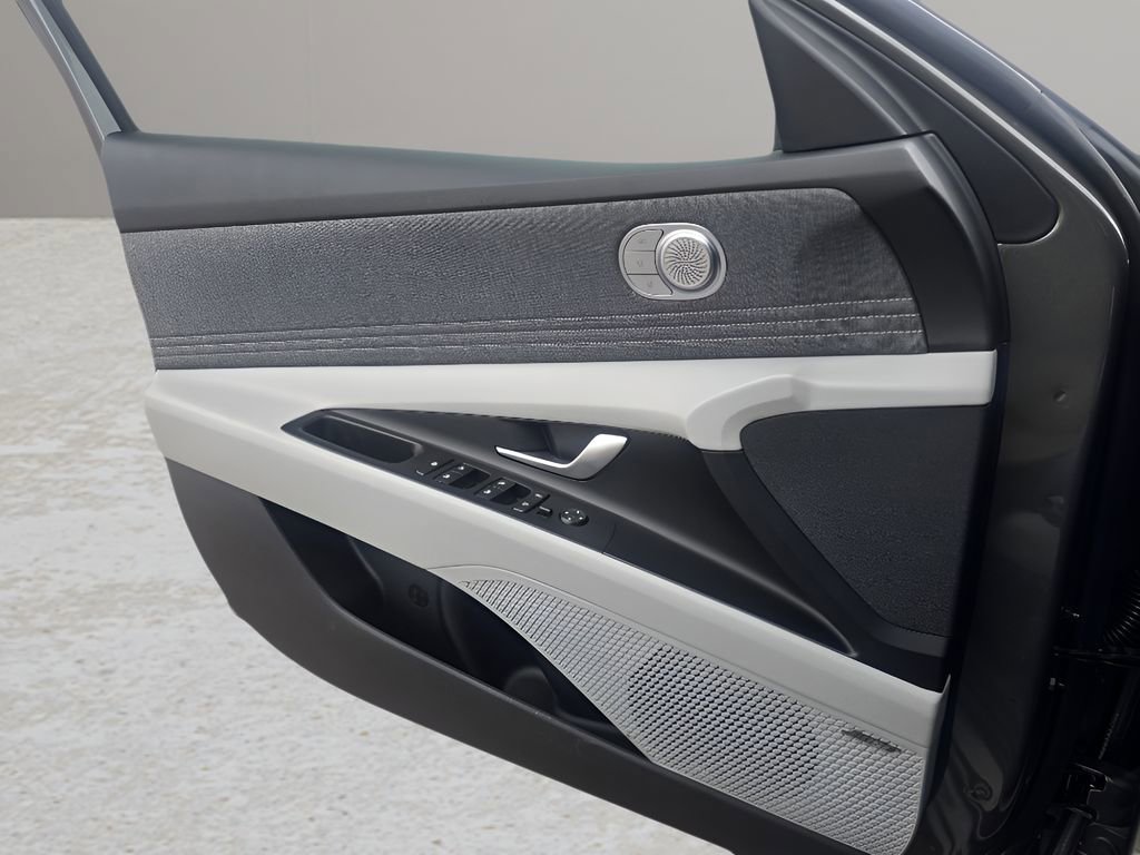 New 2026 Hyundai Elantra Limited FWD image 16