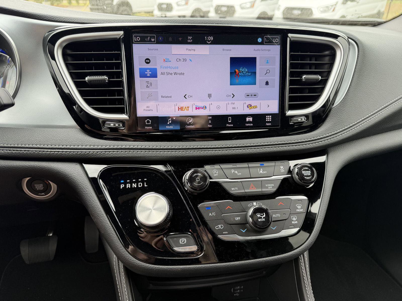 New 2026 Chrysler Pacifica Limited w/ S Appearance Package image 10