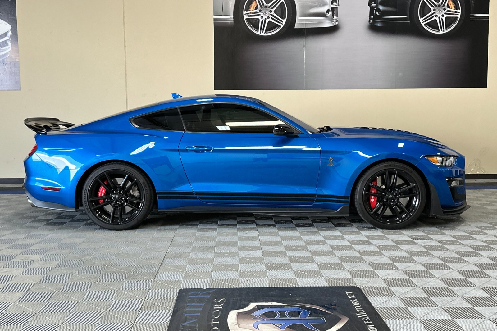 Used 2021 Ford Mustang Shelby GT500 w/ Technology Package RWD image 3
