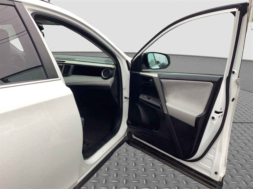 Used 2015 Toyota RAV4 LE image 30