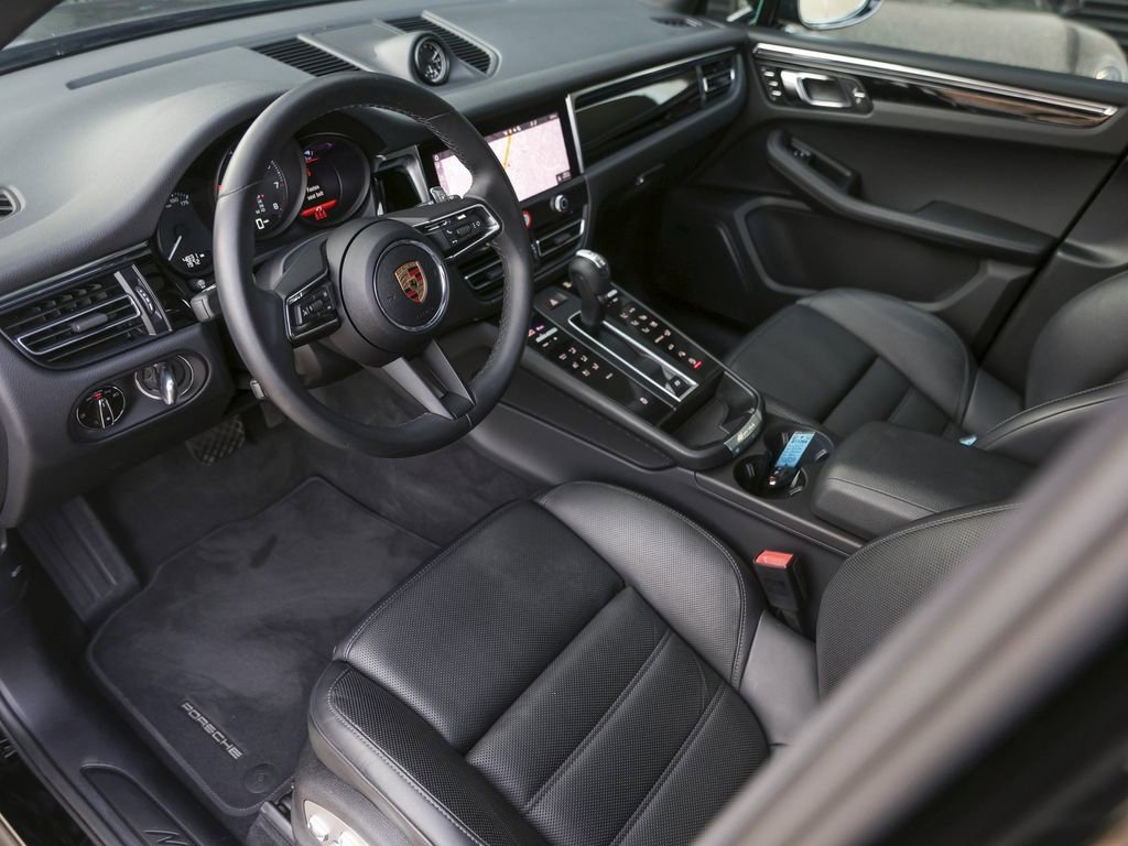 Certified 2025 Porsche Macan image 4