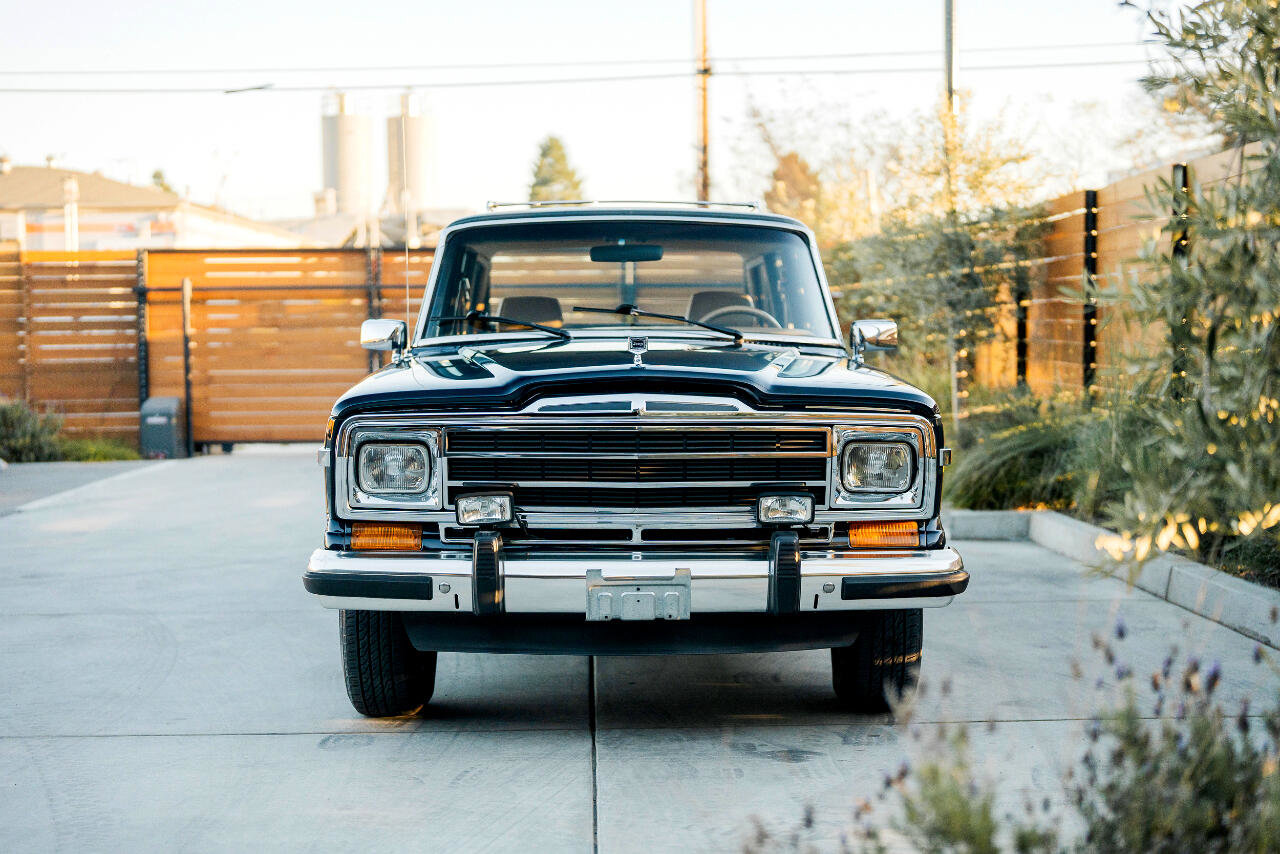 Used 1987 Jeep Grand Wagoneer image 3