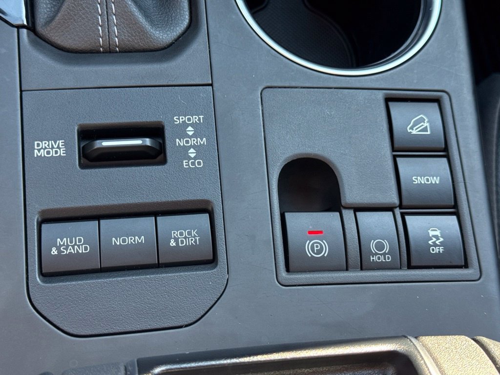 Used 2024 Toyota Highlander XLE AWD/4WD image 25