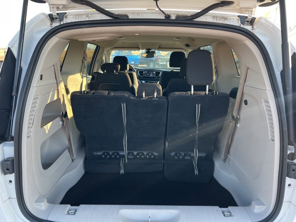 Used 2023 Chrysler Voyager LX image 7