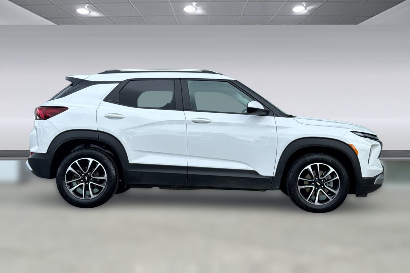 Used 2025 Chevrolet TrailBlazer LT image 2