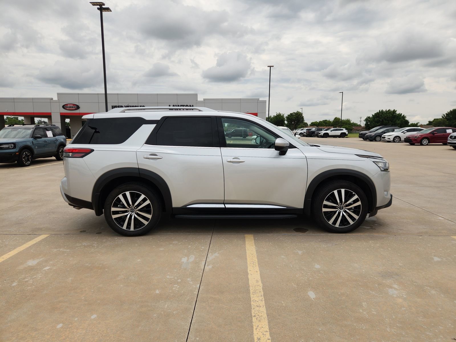 Used 2025 Nissan Pathfinder Platinum AWD/4WD image 8