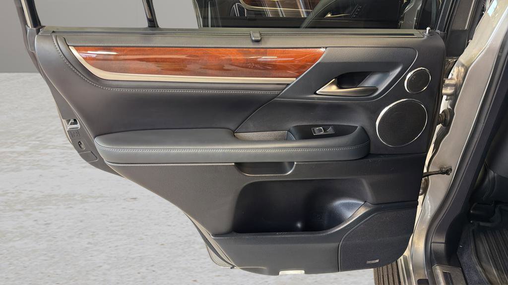 Used 2016 Lexus LX 570 4WD image 14