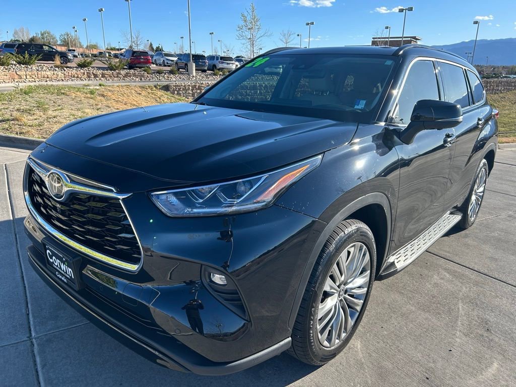 Used 2024 Toyota Highlander Platinum FWD image 3