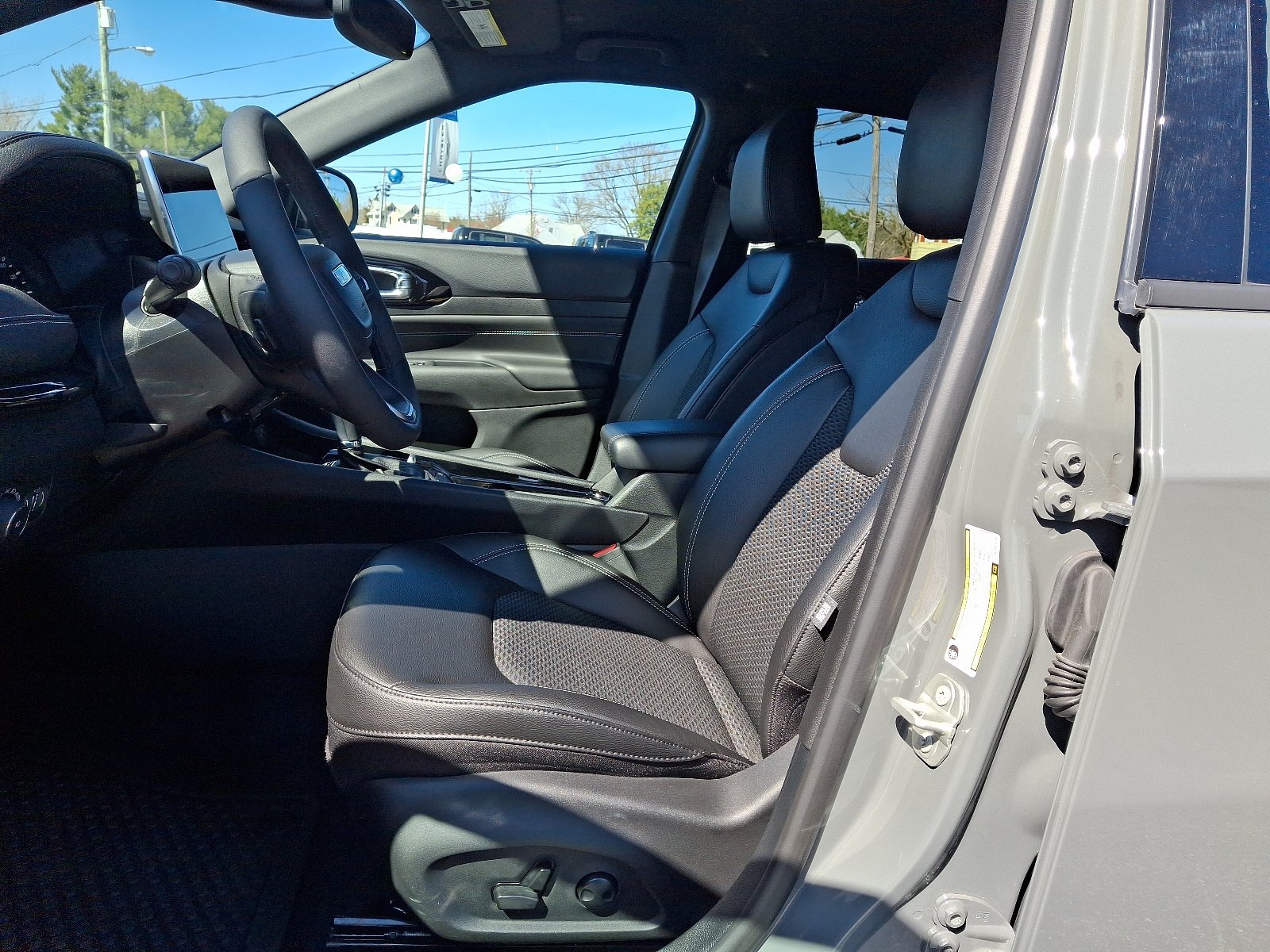 Used 2024 Jeep Compass Latitude w/ Convenience Group AWD/4WD image 13