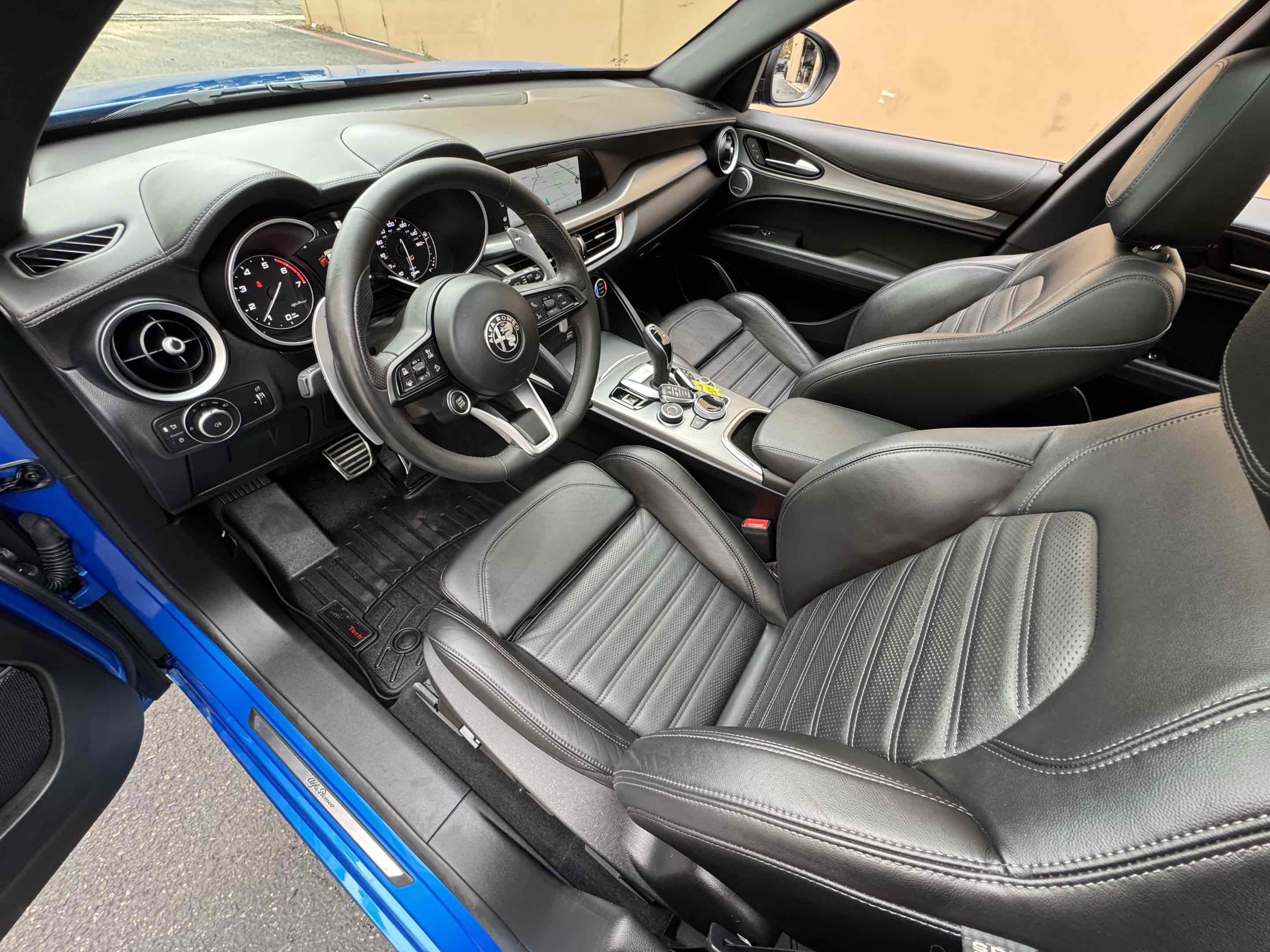 Used 2023 Alfa Romeo Stelvio Veloce AWD/4WD image 49