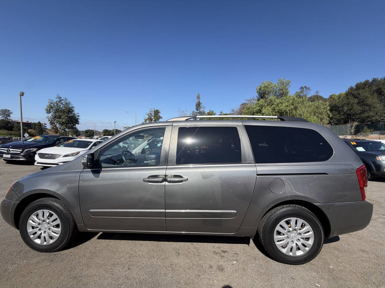 Used 2012 Kia Sedona LX image 4
