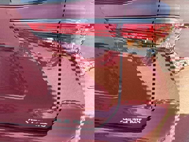 Used 2023 Toyota Highlander XLE image 7