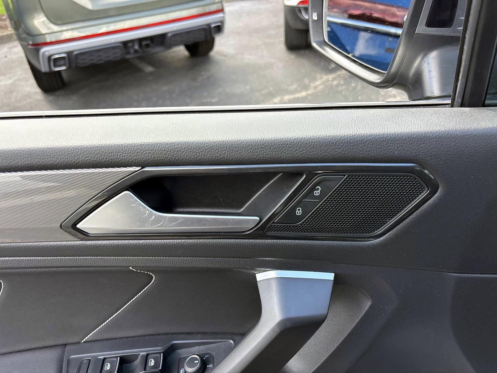 Used 2024 Volkswagen Tiguan SE w/ Panoramic Sunroof Package image 12