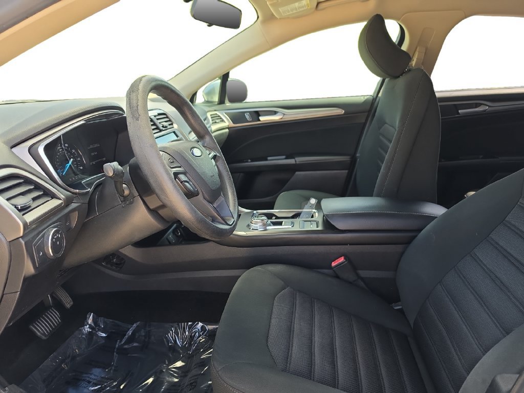 Used 2017 Ford Fusion SE w/ Fusion SE Technology Package FWD image 9