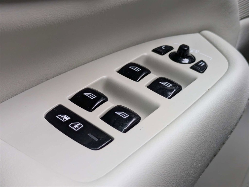 Used 2023 Volvo XC90 B6 Ultimate w/ Protection Package Premier image 34