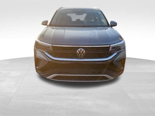 Used 2024 Volkswagen Taos SE image 2