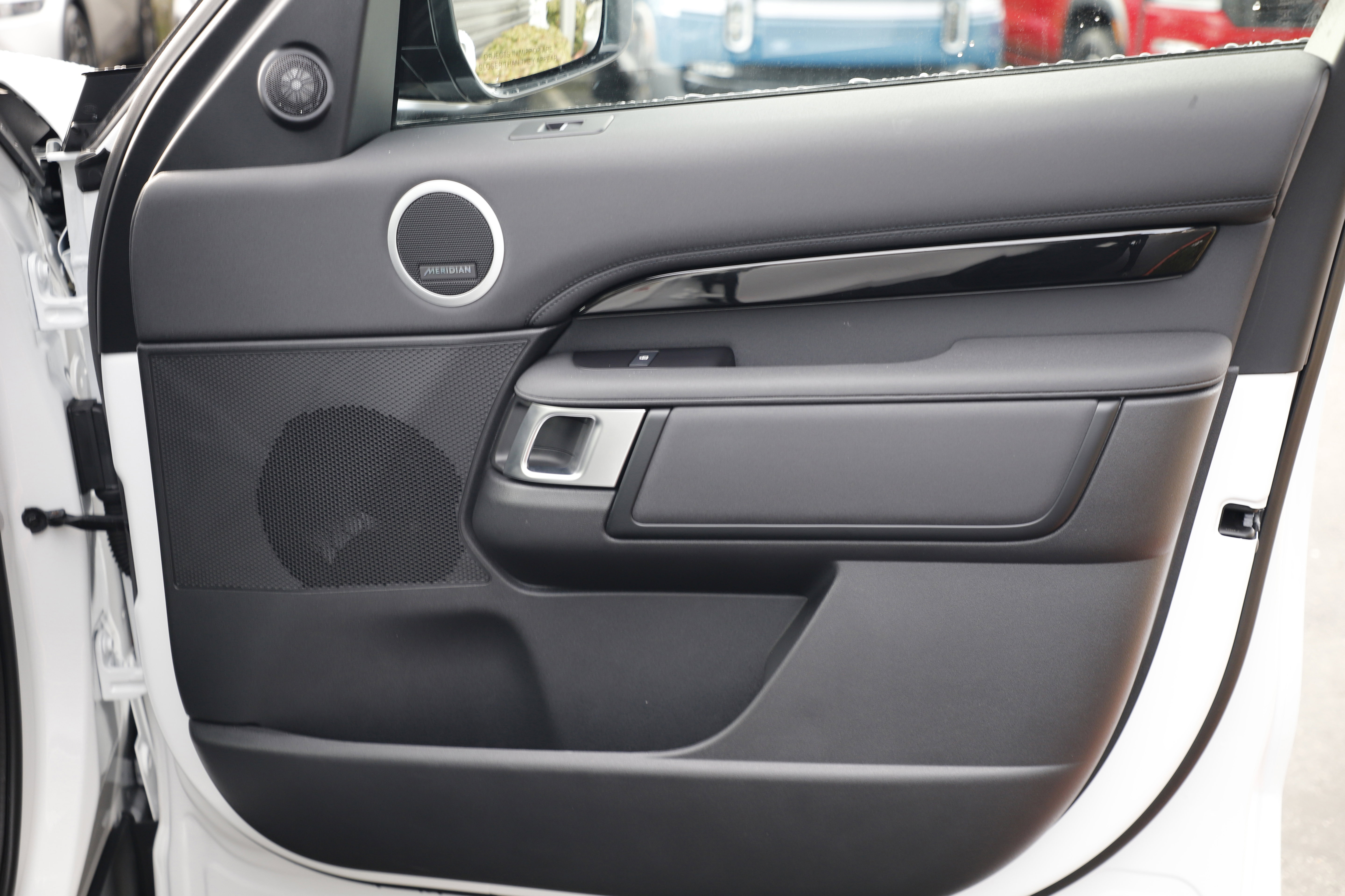 Certified 2025 Land Rover Discovery S image 9