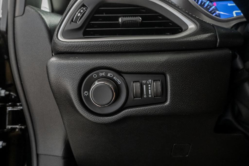New 2027 Chrysler Pacifica Limited FWD image 14