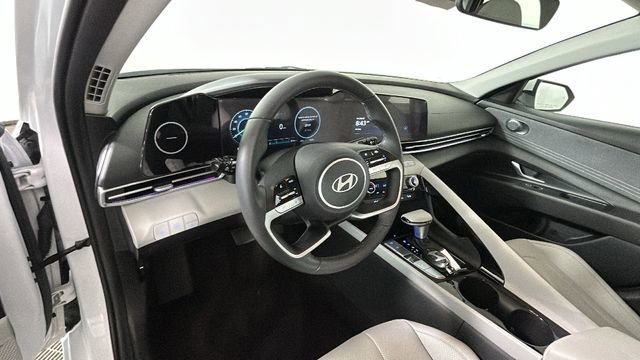 Certified 2025 Hyundai Elantra Limited FWD image 14