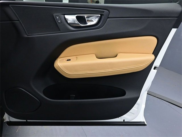 Used 2018 Volvo XC60 T5 Momentum w/ Vision Package image 30