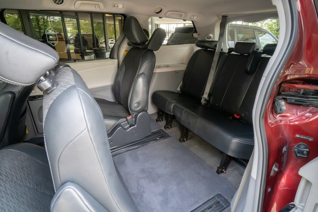 Used 2014 Toyota Sienna SE FWD image 20