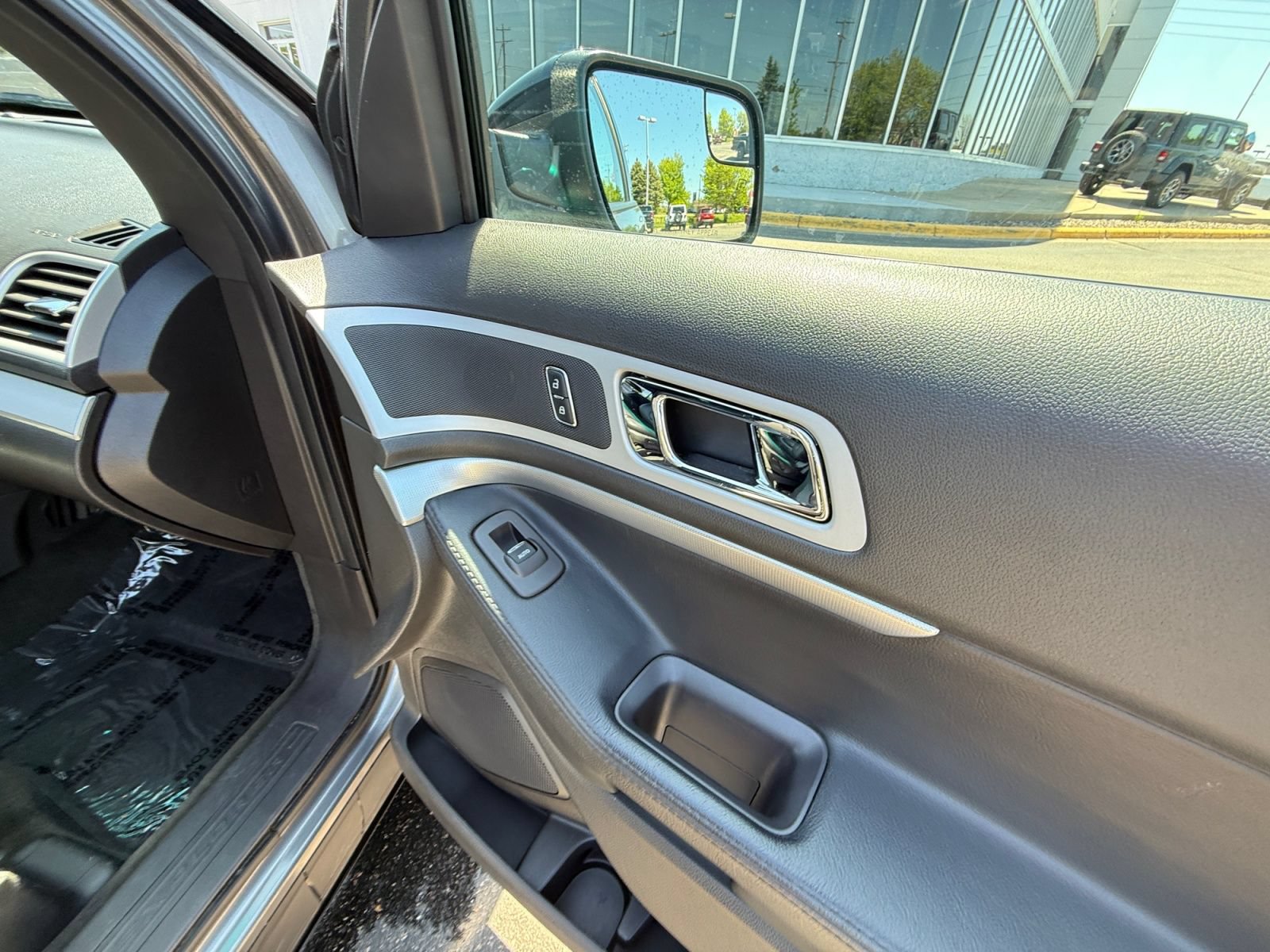 Used 2014 Ford Explorer XLT w/ Equipment Group 202A AWD/4WD image 18