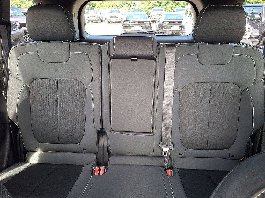 Used 2025 Jeep Grand Cherokee Laredo w/ Luxury Tech Group I AWD/4WD image 13