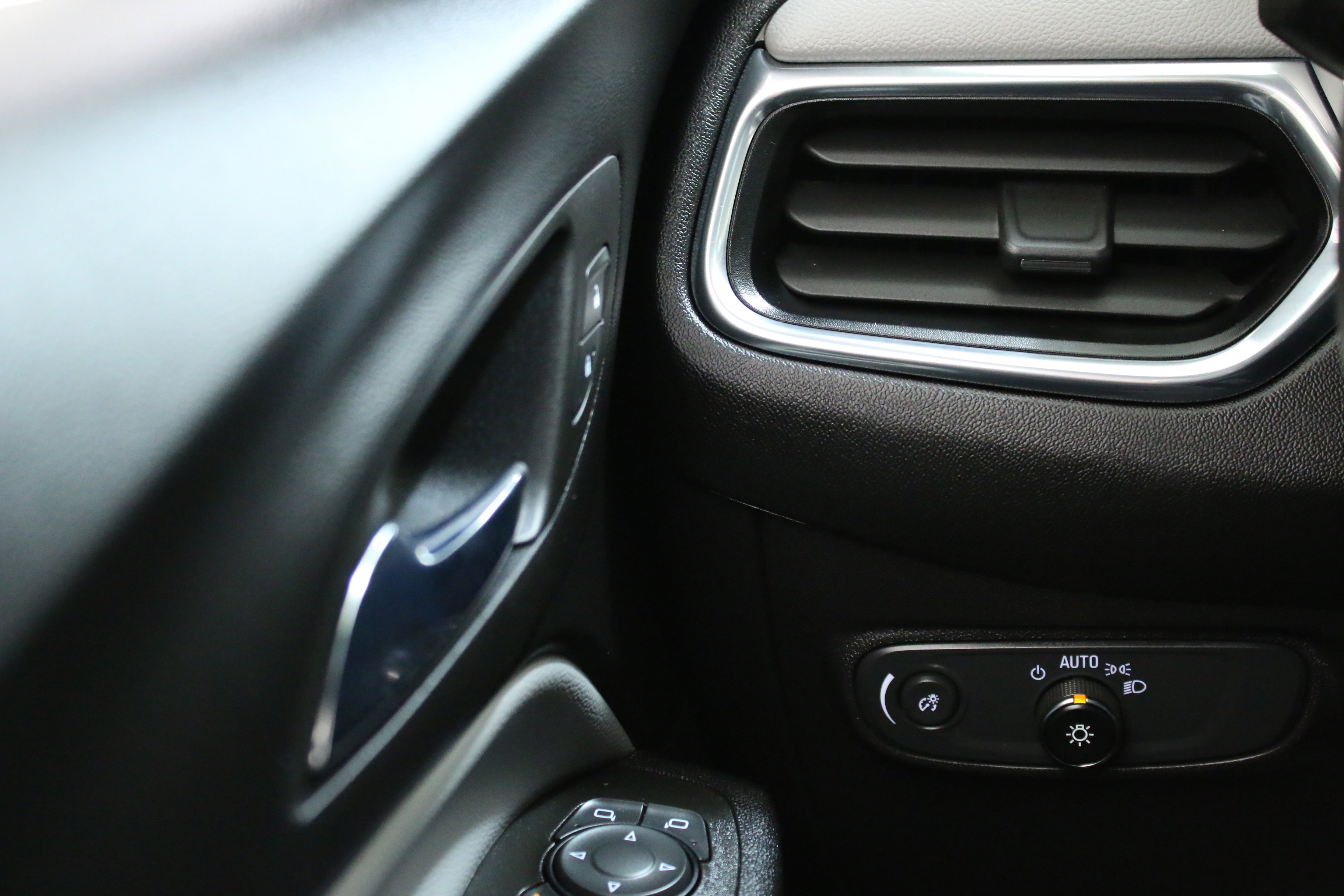 Used 2023 Chevrolet Equinox LS w/ Midnight Edition image 18