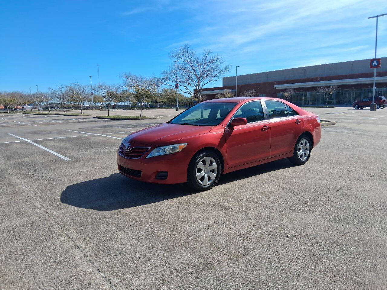 Used 2011 Toyota Camry LE FWD image 2