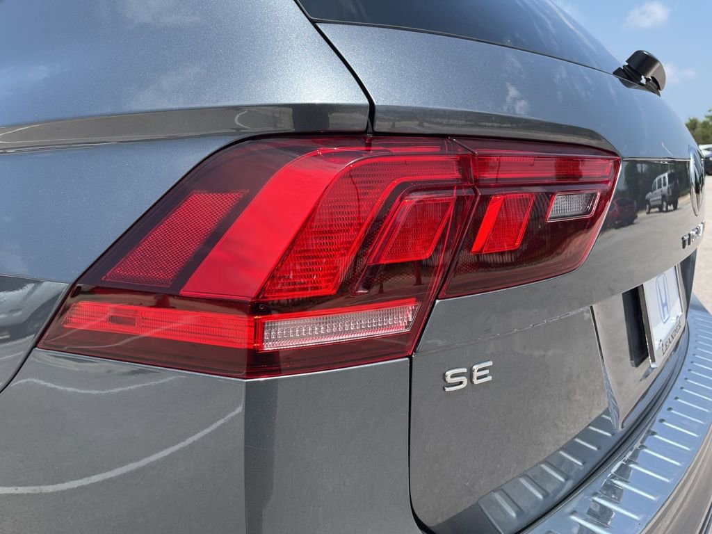 Used 2022 Volkswagen Tiguan SE R-Line FWD image 7