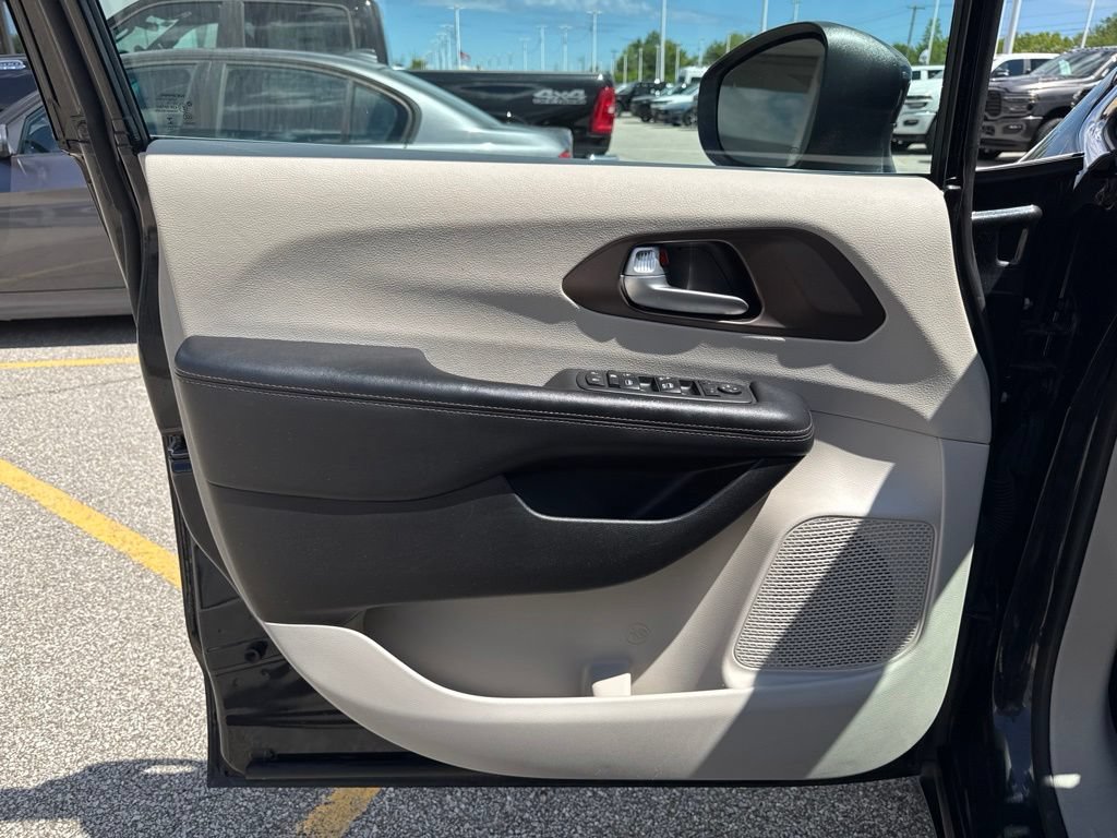 Used 2017 Chrysler Pacifica Touring FWD image 17