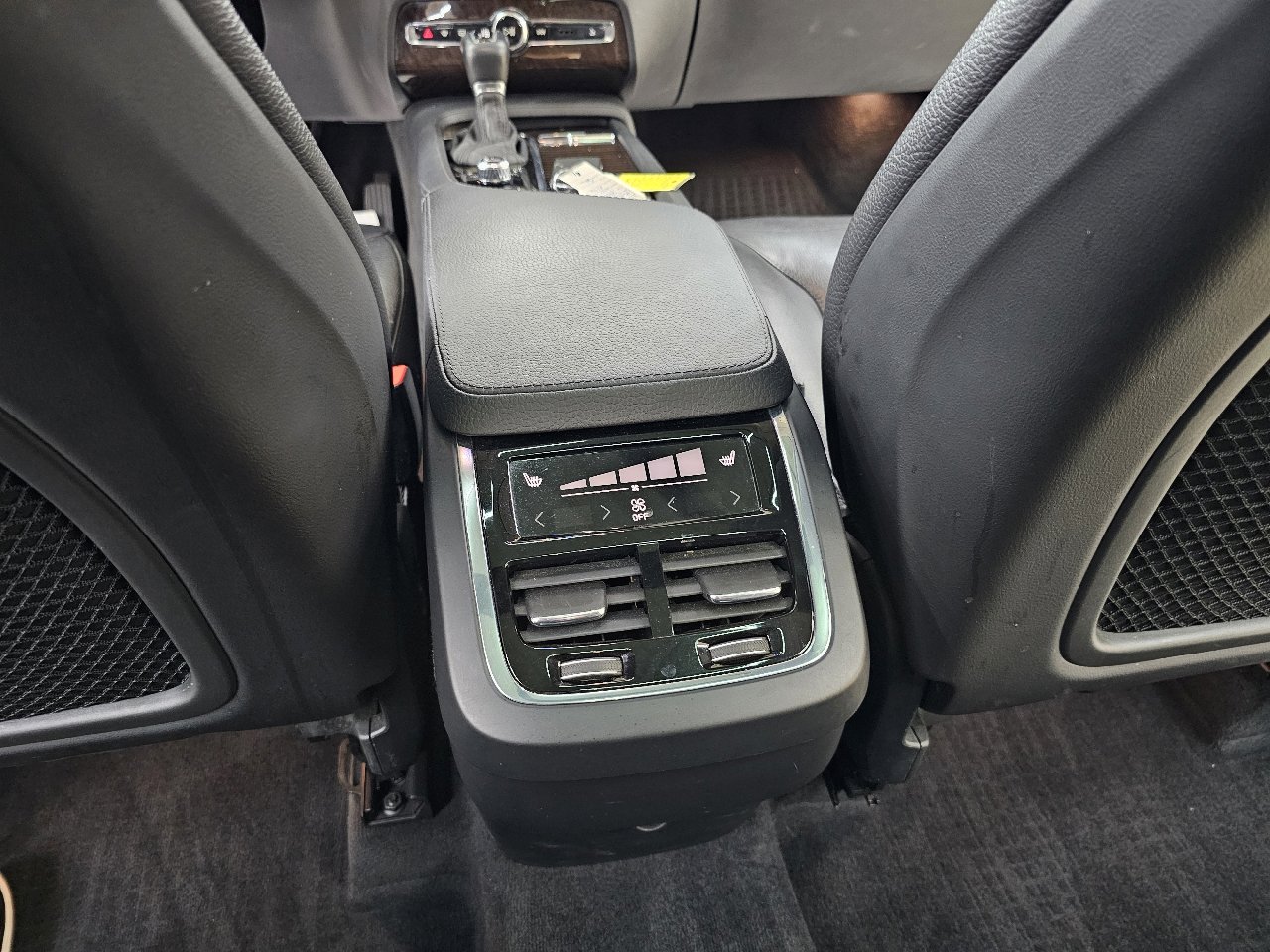 Used 2016 Volvo XC90 T6 Momentum w/ Momentum Plus Package image 30