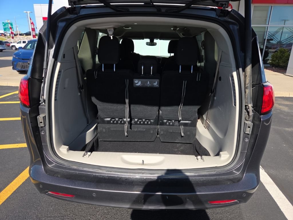 Used 2018 Chrysler Pacifica Touring w/ Tire & Wheel Group FWD image 6