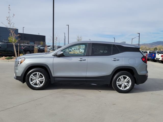 Used 2024 GMC Terrain SLE image 2
